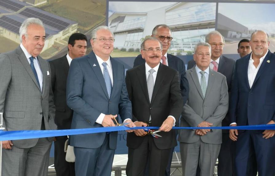 Medina inauguró sexta etapa del parque de zona franca en Santiago