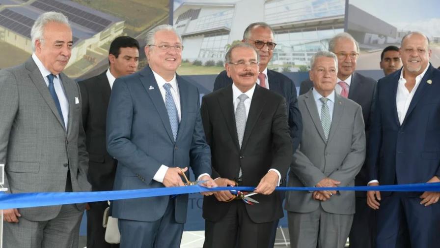 Medina inauguró sexta etapa del parque de zona franca en Santiago