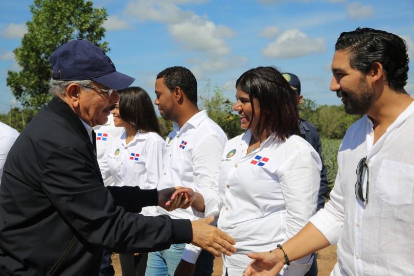 Presidente entrega empacadora a jóvenes productores de piña de Monte Plata
