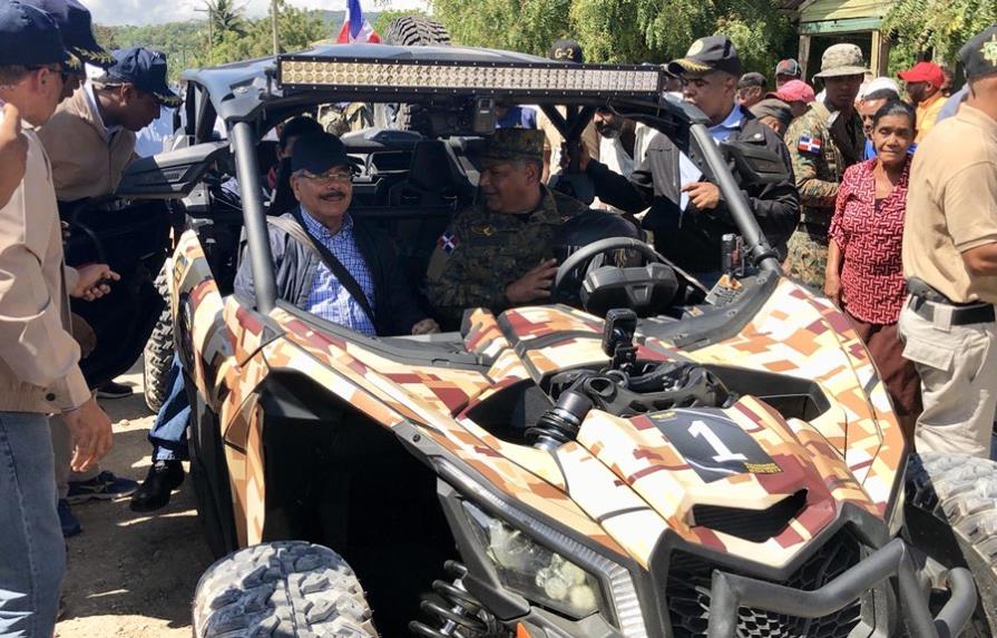 Presidente Medina recorre la frontera en un buggy militar