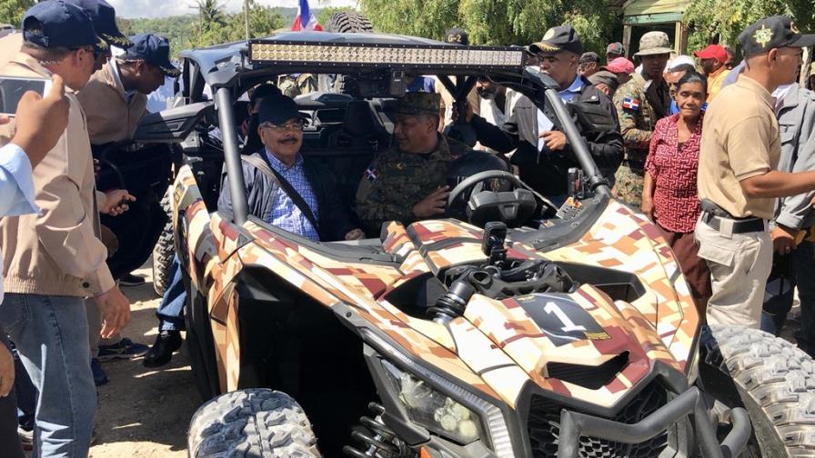Presidente Medina recorre la frontera en un buggy militar