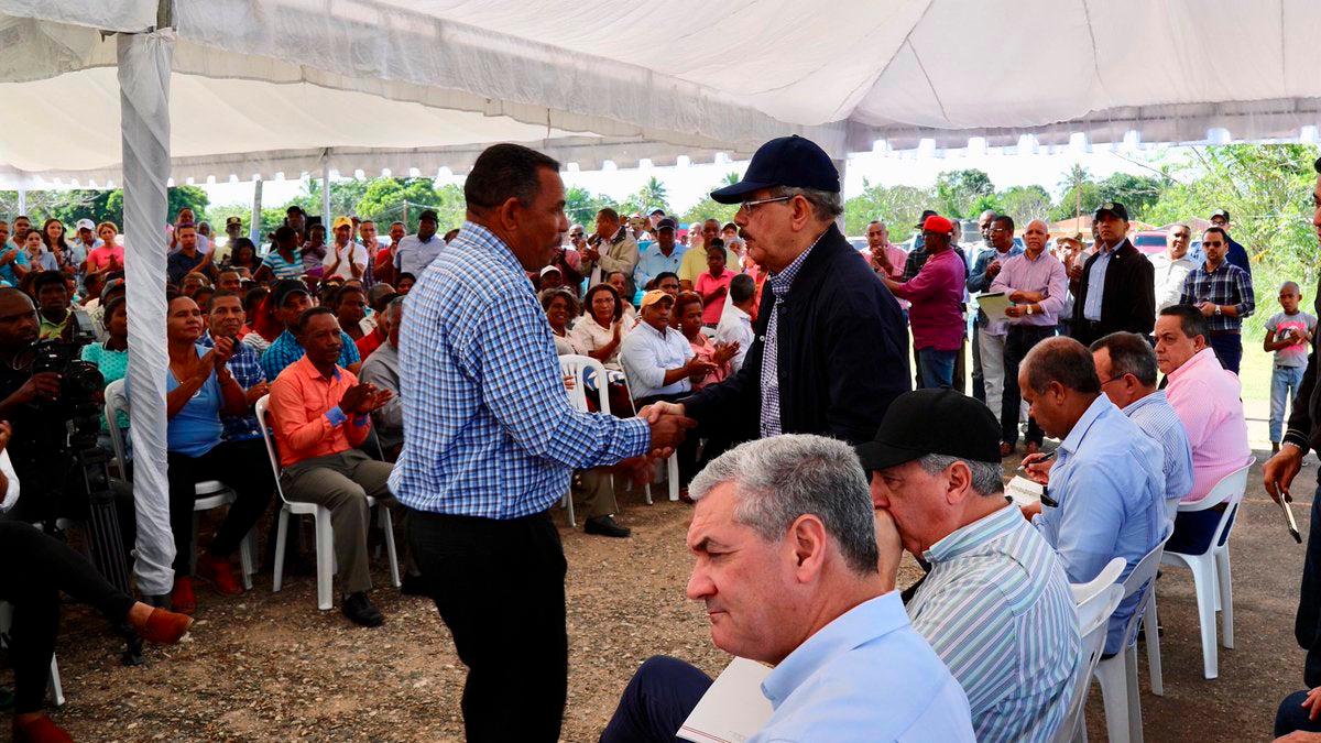 El presidente de la Cooperativa de Servicios Múltiples las Cinco Casas (Cooproacinc), Eustaquio Heredia (Margarito), saluda al presidente Danilo Medina, durante la visita sorpresa 194 a la comunidad de Don Juan, Monte Plata.
