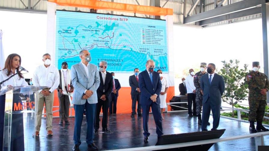 Lanzan bomba lacrimógena en inauguración de terminal de autobuses encabezada por Danilo Medina