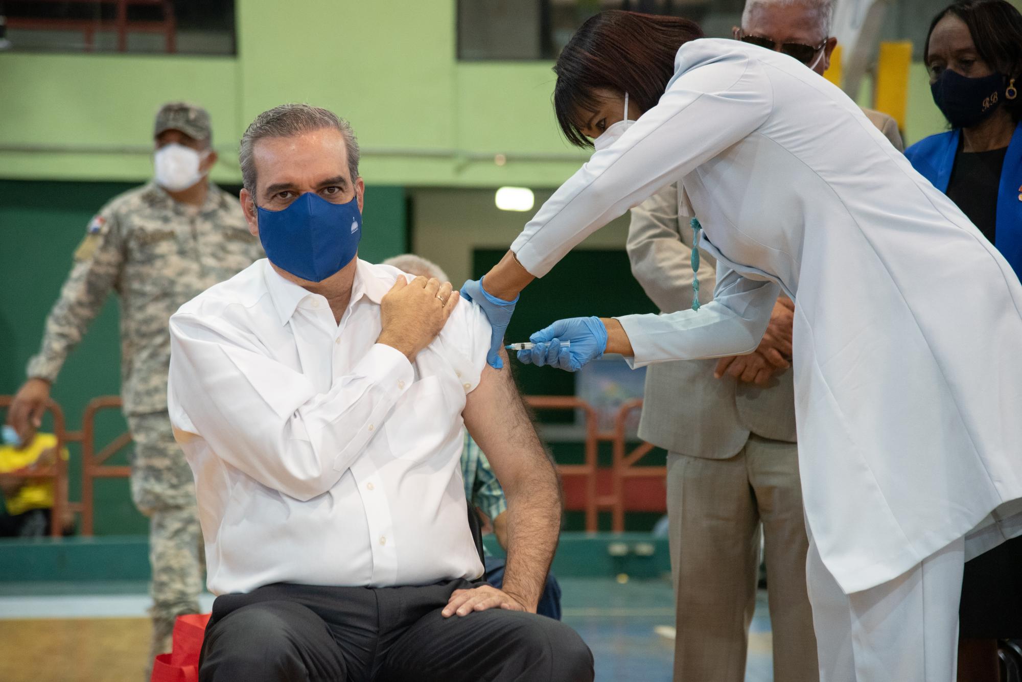 El presidente Luis Abinader recibió la primera dosis de la vacuna en la el centro de vacunación del Centro Olímpico (Foto: Dania Acevedo)