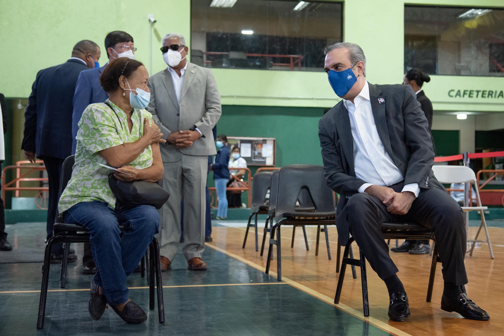 Abinader aprovechó para conversar con los ciudadanos que coincidieron con él durante el proceso de vacunación en el Centro Olímpico (Foto: Dania Acevedo)