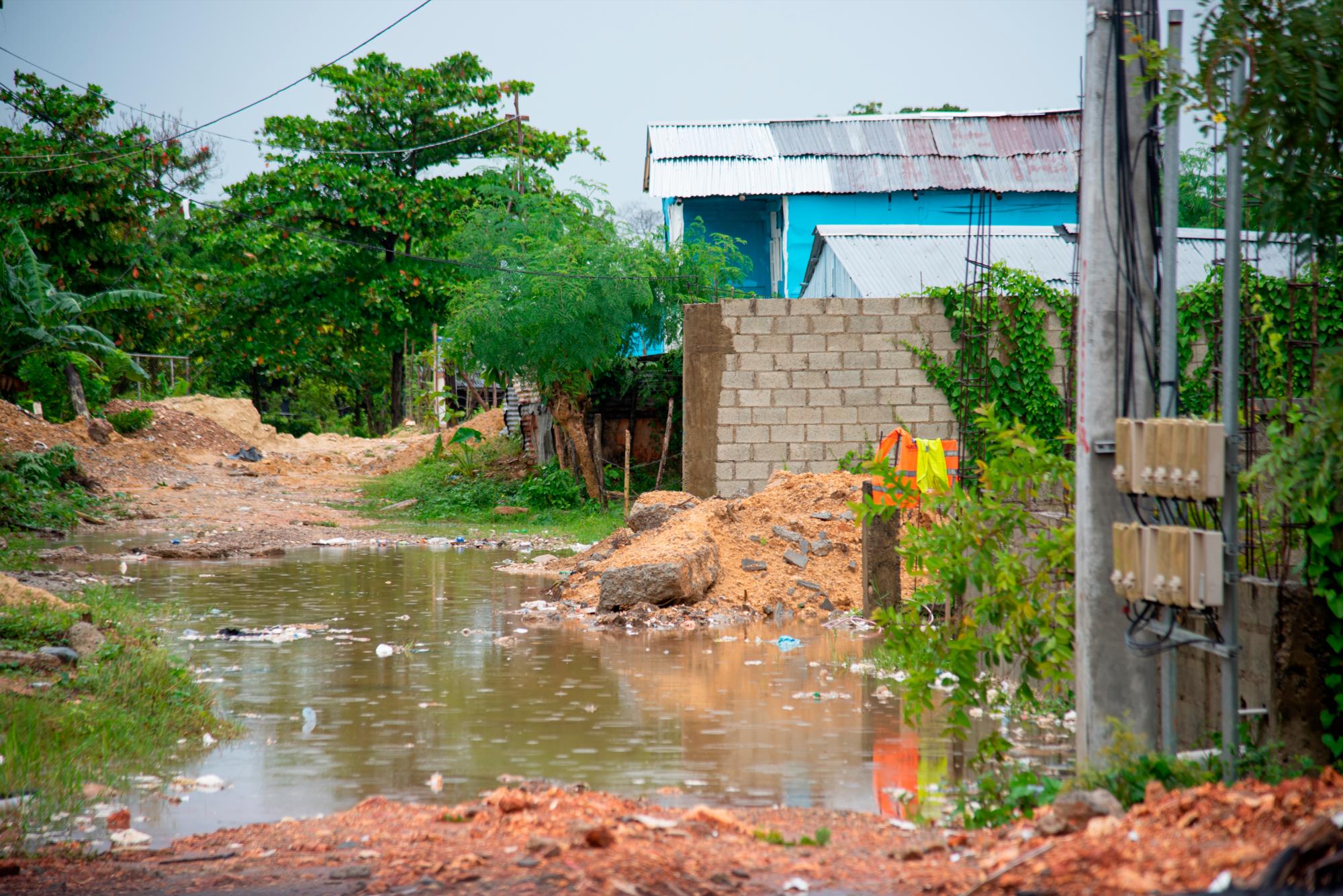 Las aguas se acumularon en algunas de las calle en mal estado.