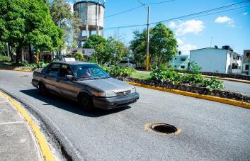 Robo de tapas en las calles: un delito que no para y que causa accidentes a peatones y conductores 