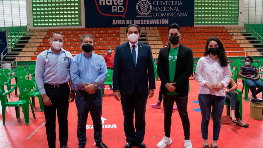 Figuras de la música y del deporte se unen para motivar vacunación 