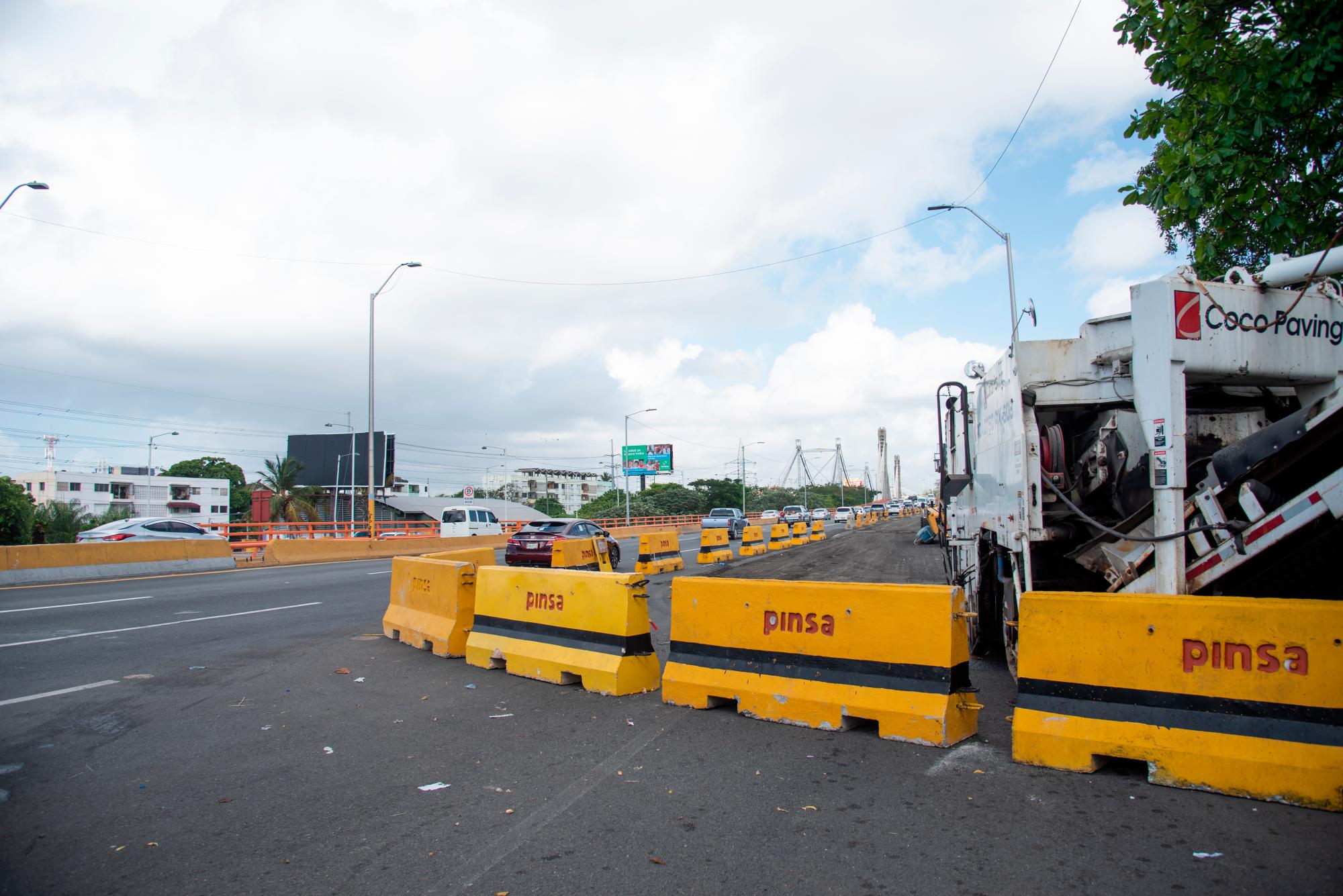 Muros tipos New Jersey para proteger la zona intervenida.