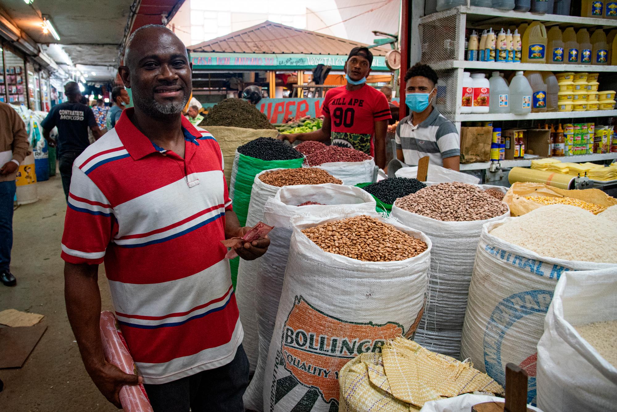 El comerciante identificado como “Chuki” dijo a Diario Libre que todos los productos han registrado alzas en los últimos meses.