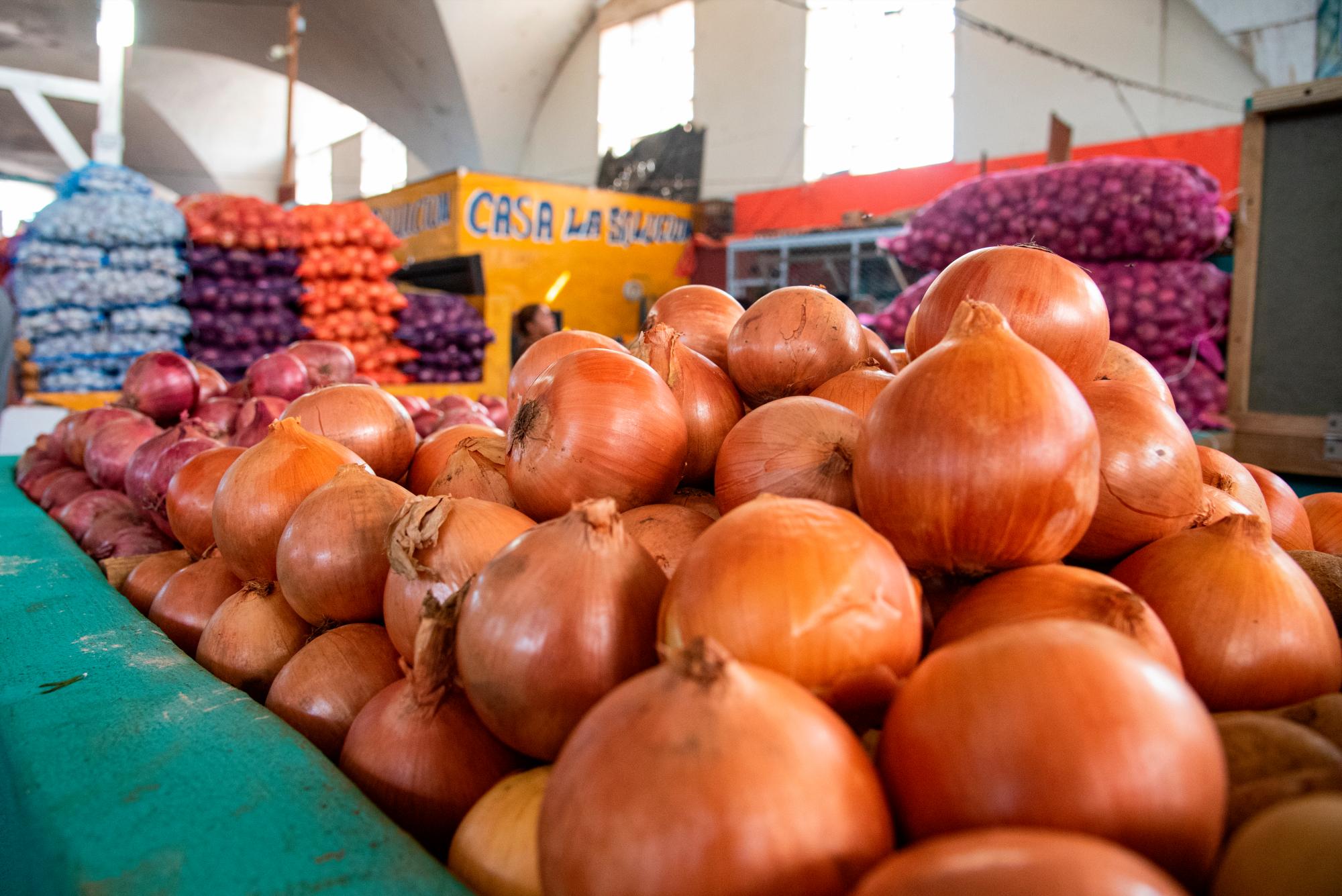 El saco de cebolla que tiene 50 libras ha aumentado entre RD$300 y RD$400.