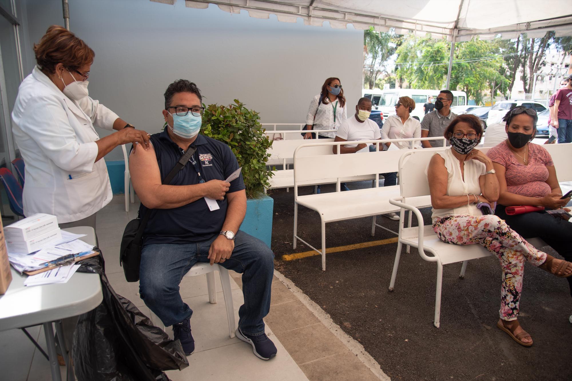 La jornada de vacunación se cumplió sin contratiempos en diversos puntos de la ciudad capital (Foto: Félix León)