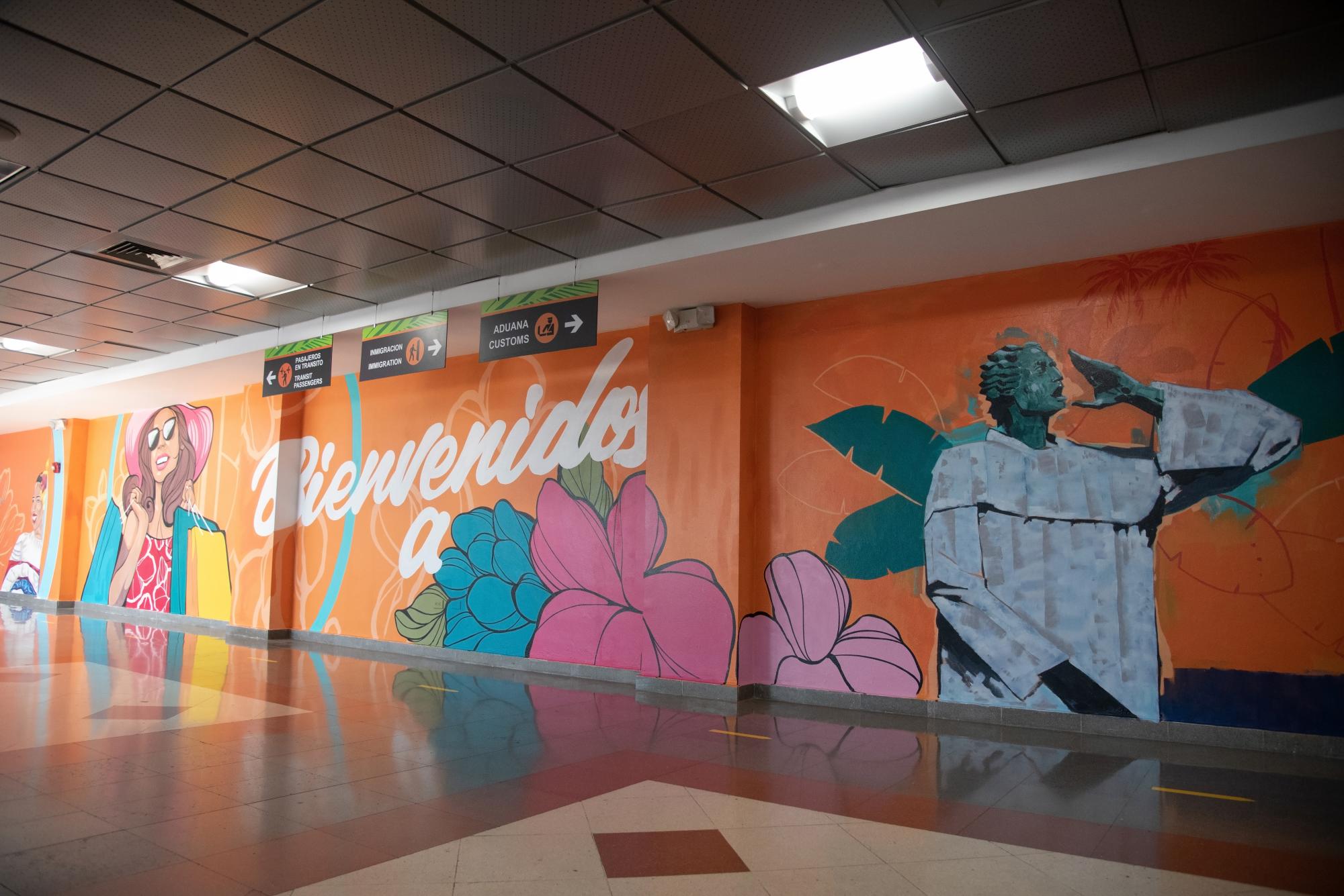 Los colores vivos predominan en las obras pintadas sobre las paredes del Aeropuerto Las Américas. (Foto: Dania Acevedo / Diario Libre)