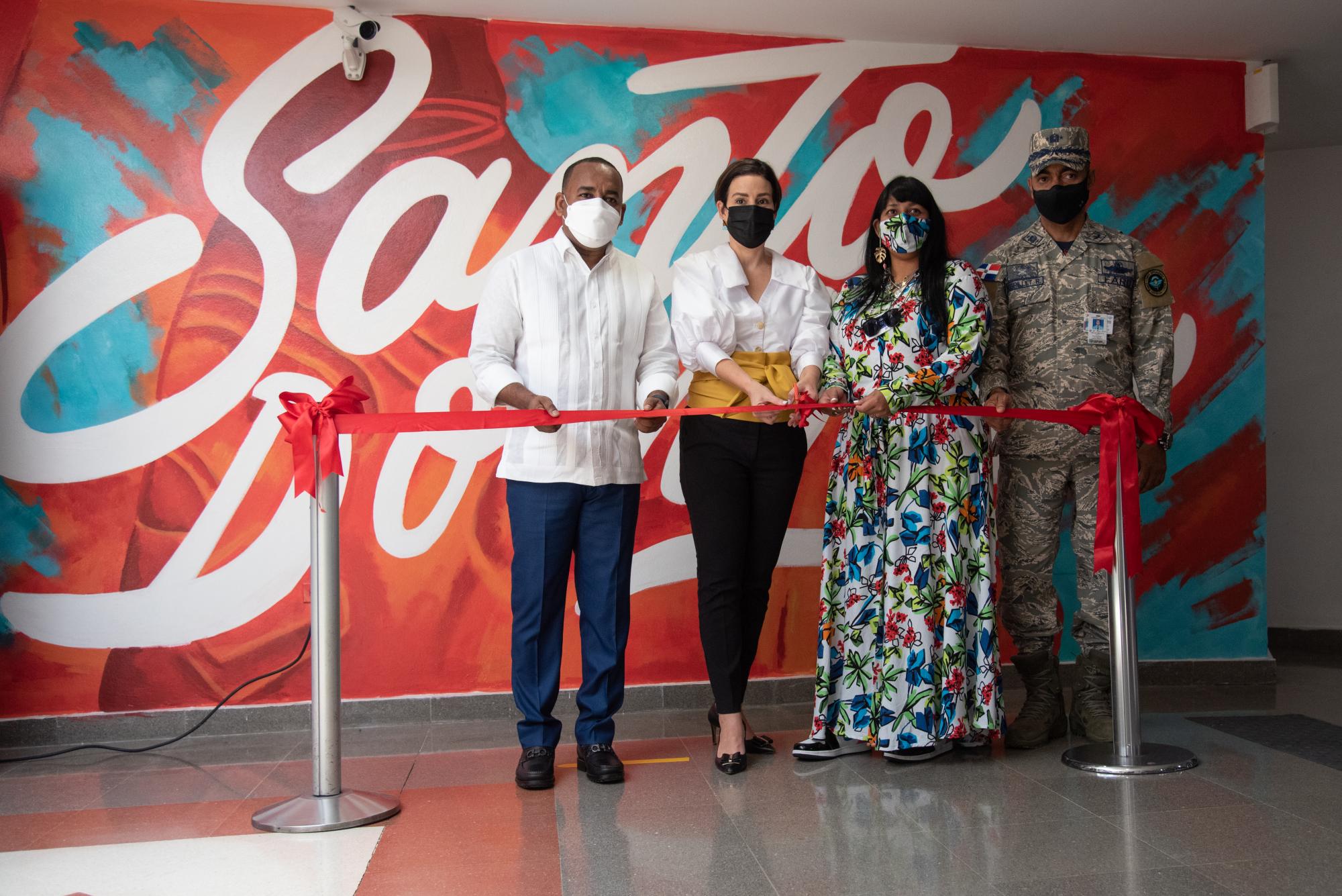 Un sencillo acto dejó inaugurada las obras de jóvenes artistas dominicanos. (Foto: Dania Acevedo / Diario Libre)