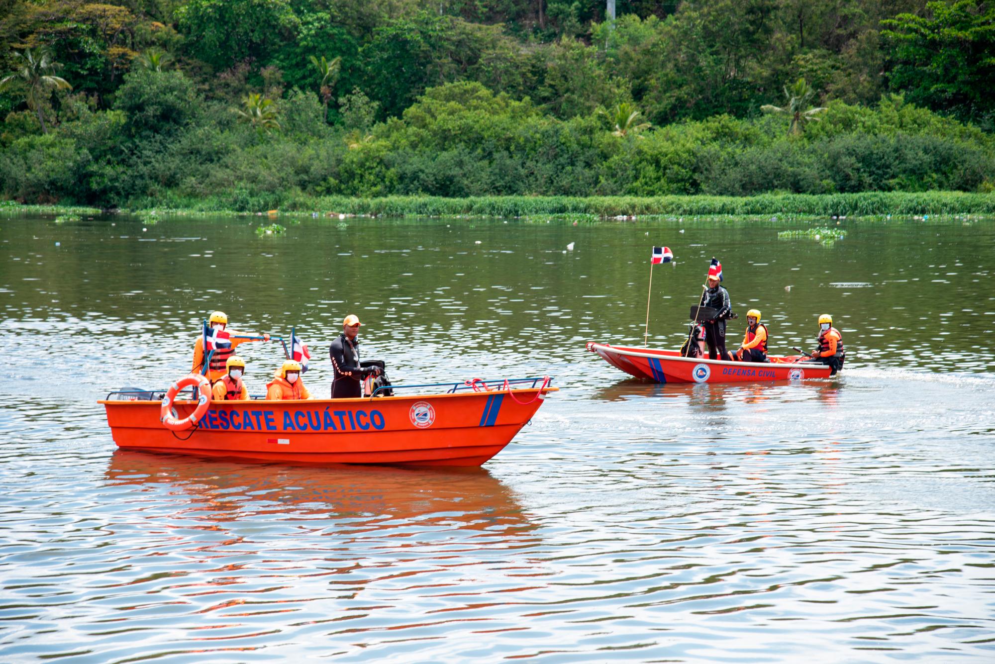 Parte del equipo de rescate de la Defensa Civil. 
