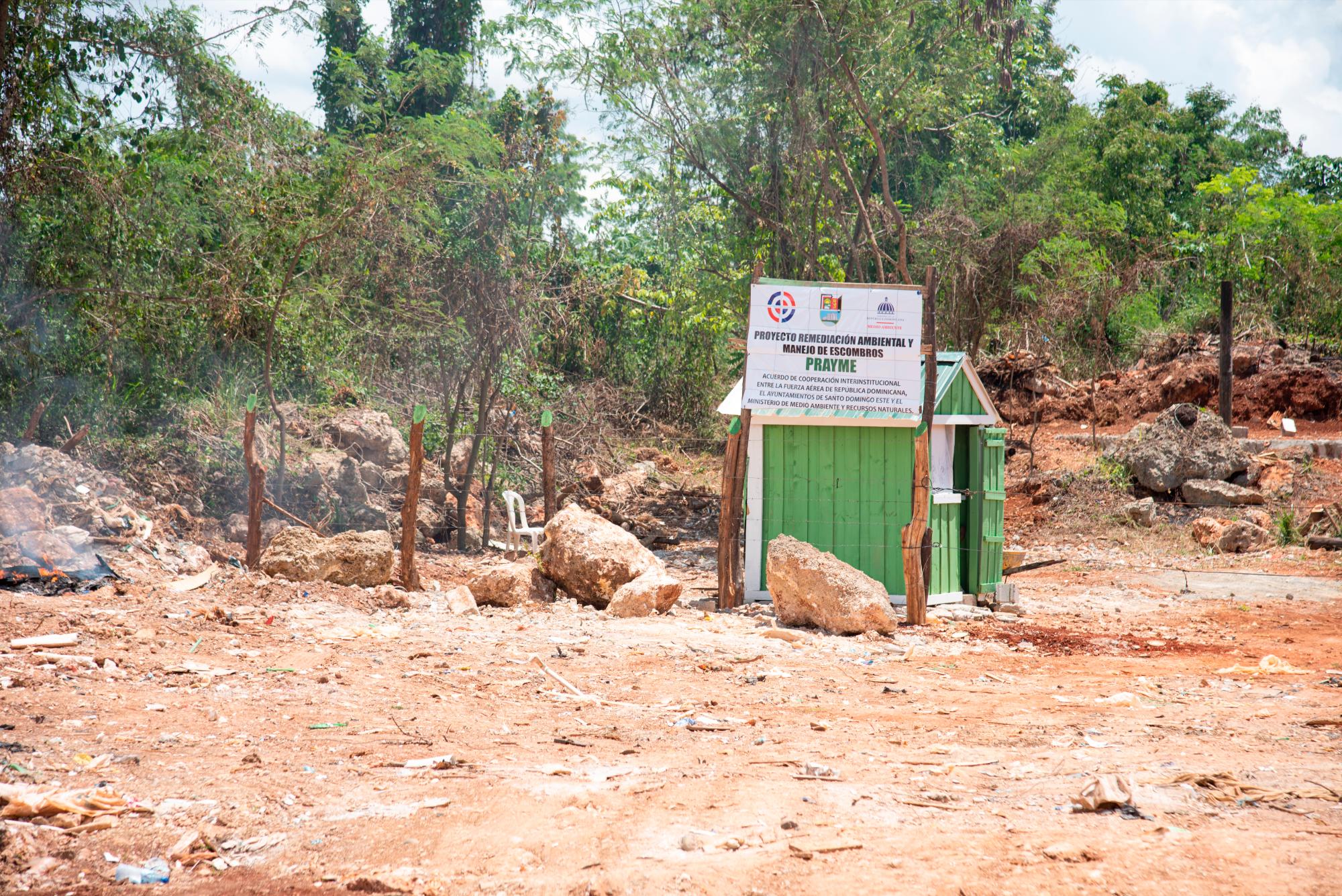 Este letrero está próximo a las viviendas desalojadas.