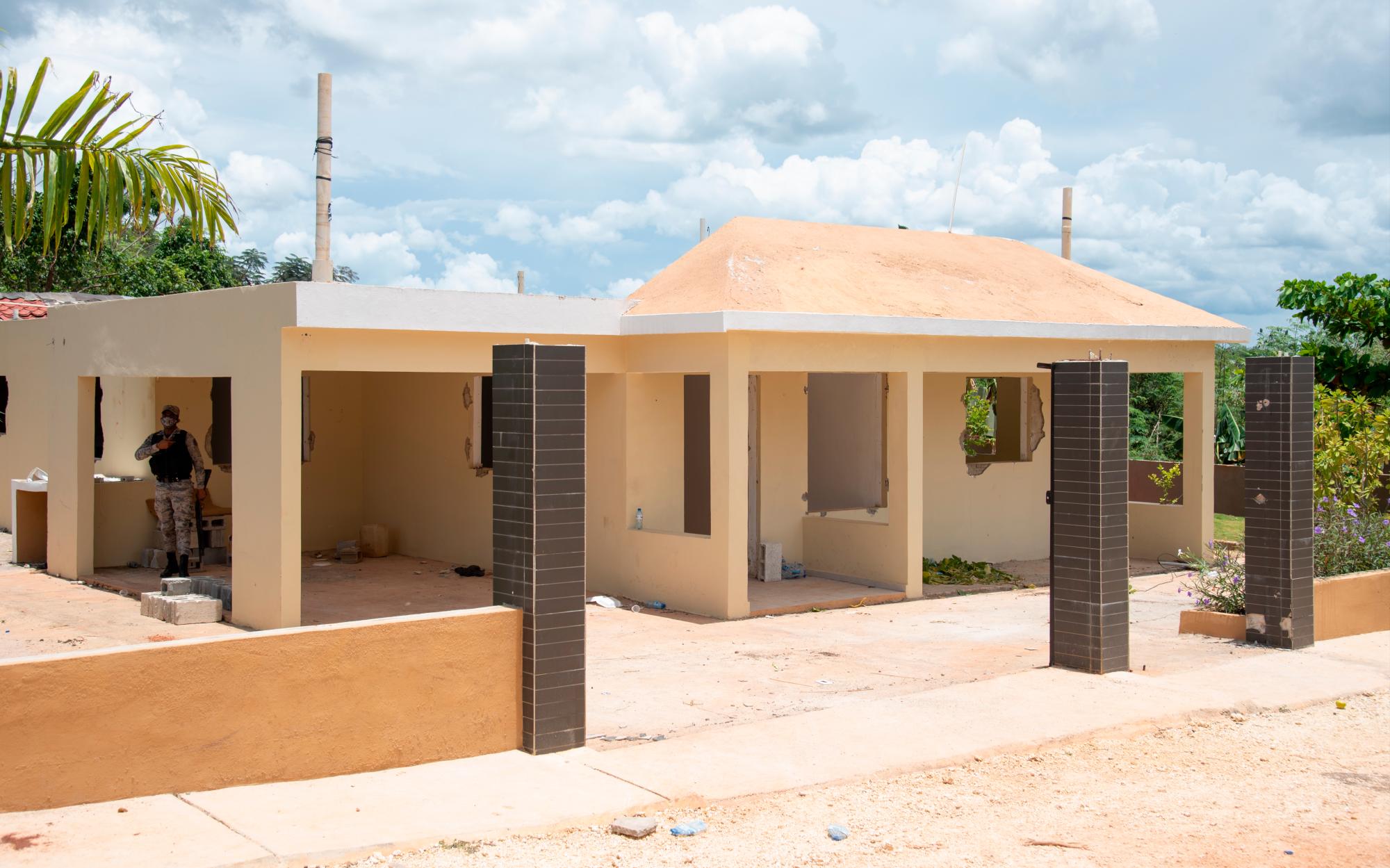 Llama la atención que esta vivienda no fue destruida y alegadamente se la quitaron a la propietaria para dársela a un coronel, según dicen vecinos.