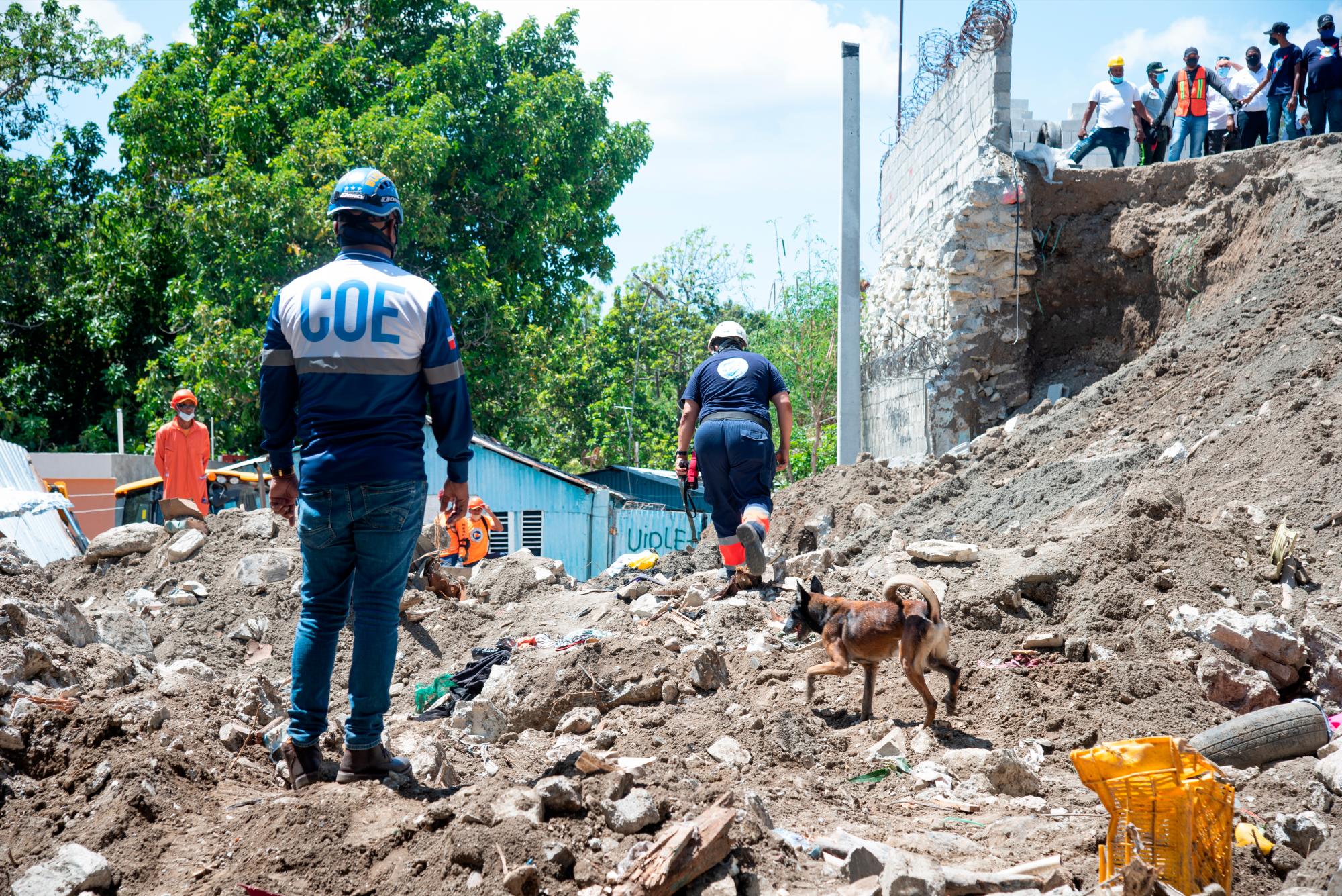 Fue necesario utilizar perros para ubicar el cadáver de una de las víctimas. 