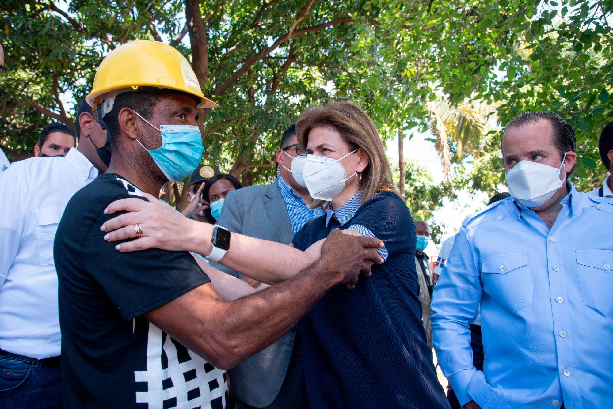 La vicepresidenta Raquel Peña y el ministro Administrativo de la Presidencia, se solidariza con el esposo de Verónica Carmona, una de las fallecidas. 