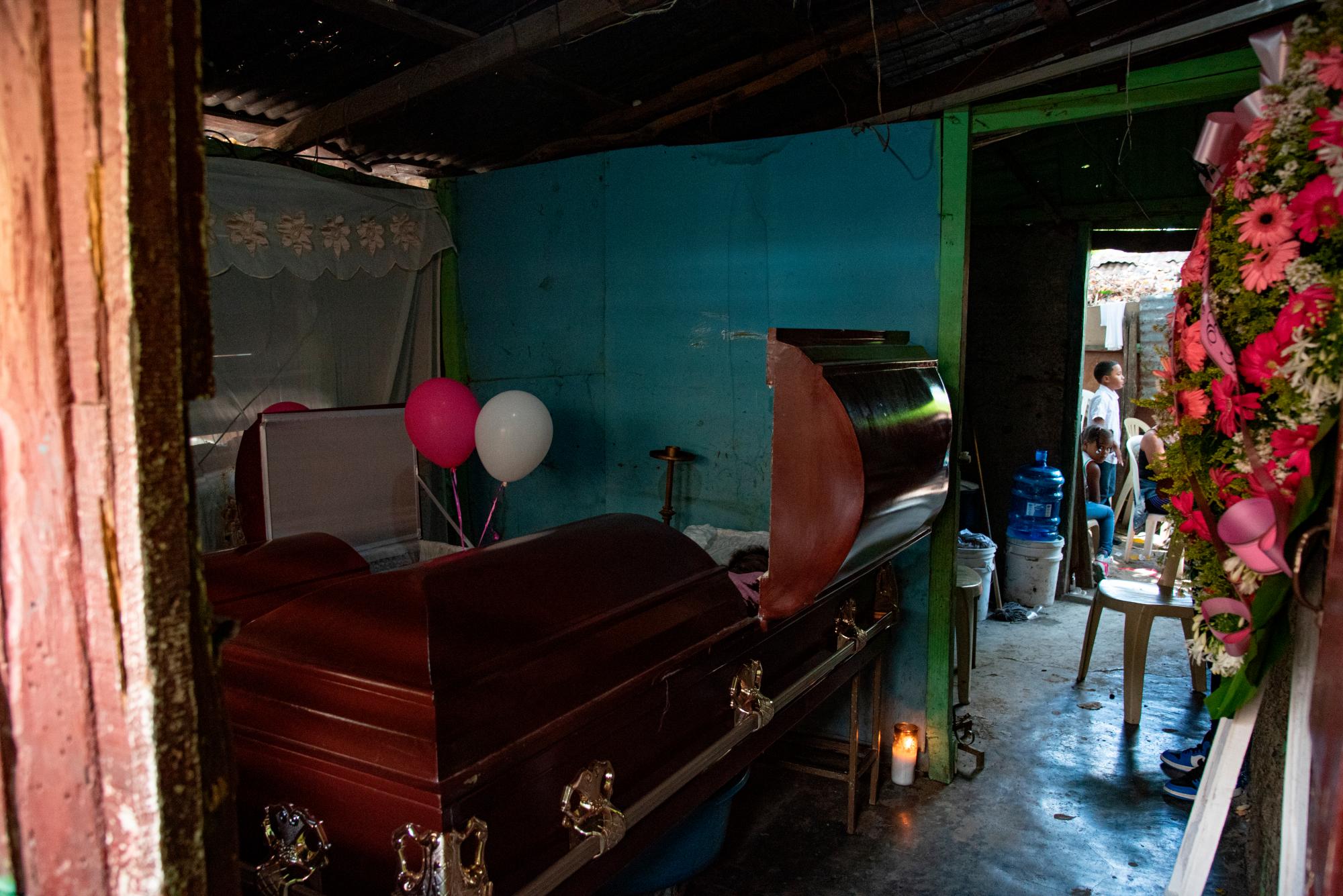 Los cuerpos de Estehany Carmona y su niña Rubiany Melo, de dos años. 