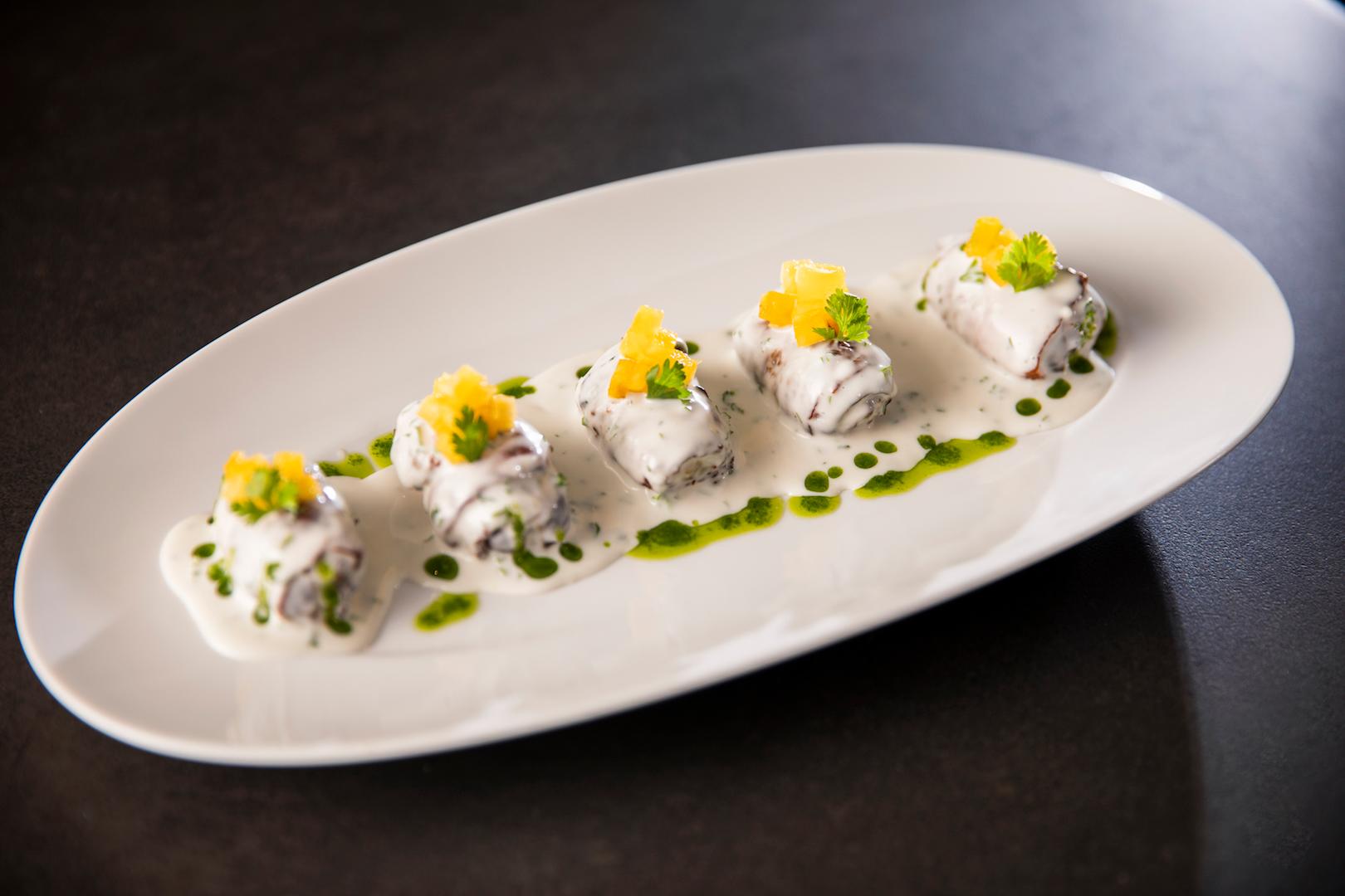 Dátiles rellenos de almendra criolla.