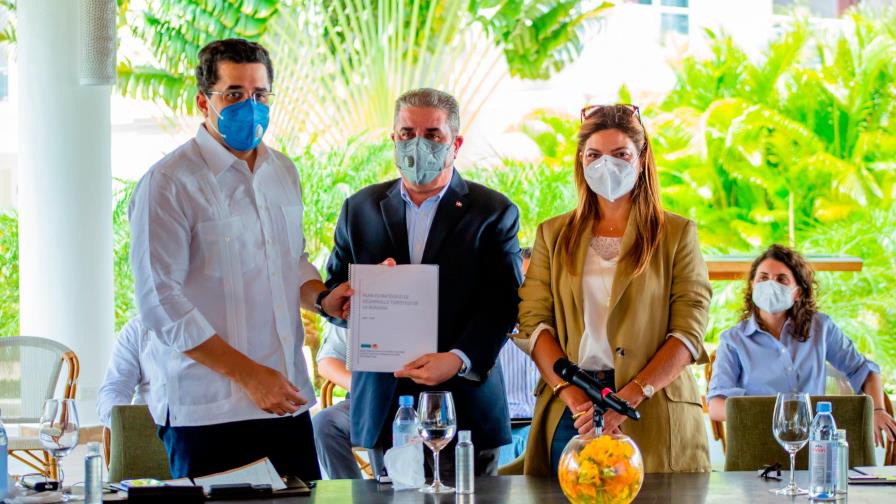 Collado anunció alianza público-privada para regenerar playas de La Romana