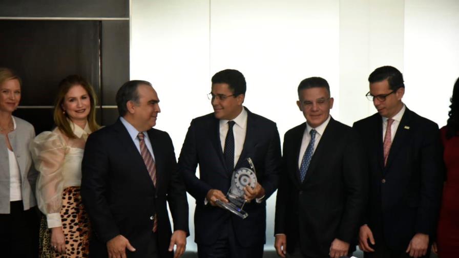 Empresarios entregan reconocimiento al alcalde David Collado 