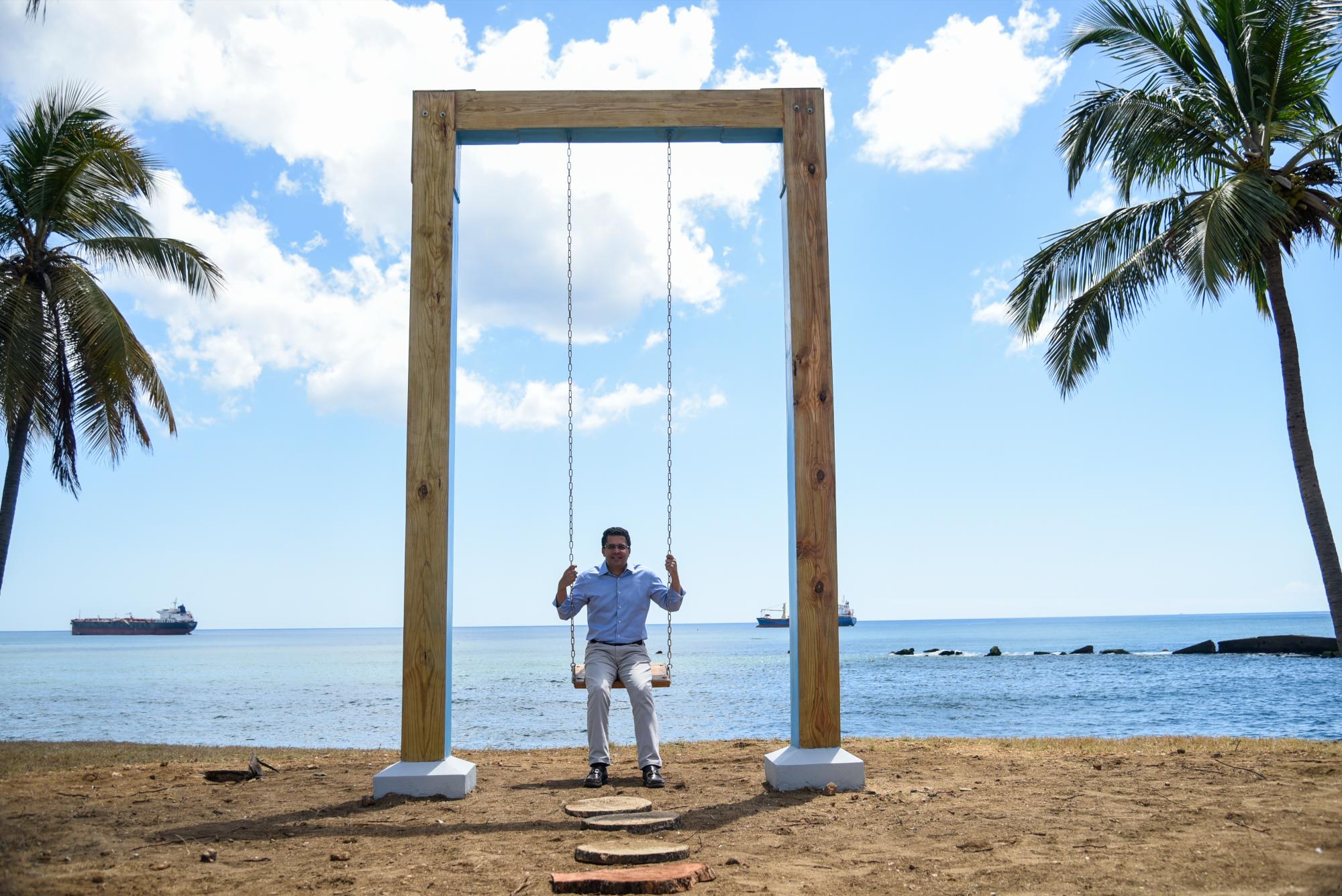 Collado en unos de los columpios para hacerse fotografías.