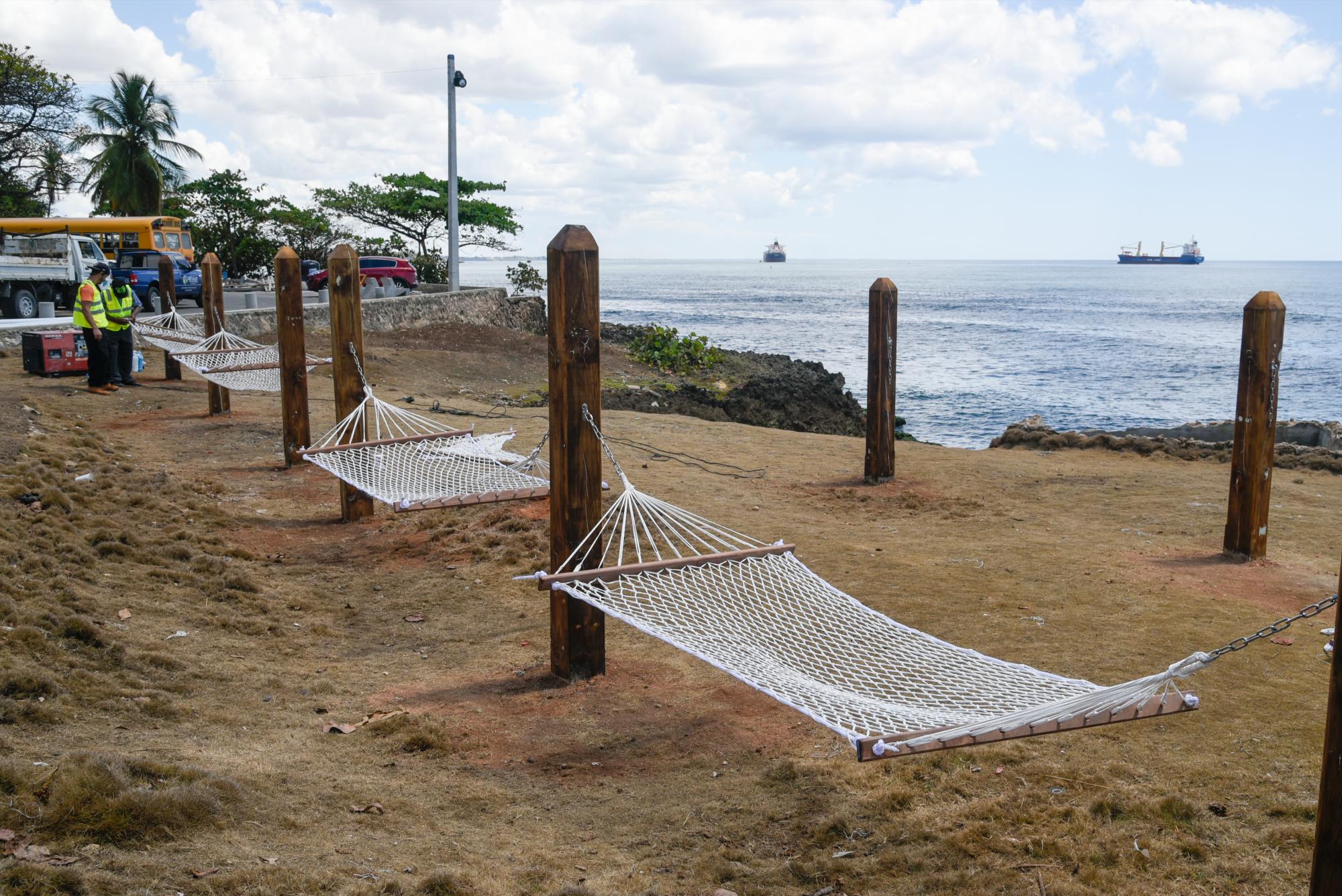 Hamacas para disfrutar al lado del mar.