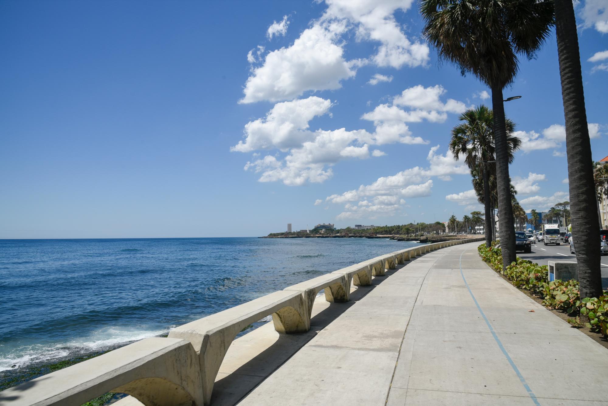 Vista de la acera y ciclovía.