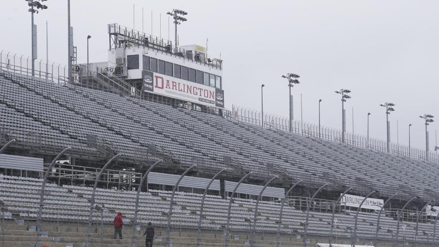 Regreso exitoso de NASCAR abriría puerta a otros deportes