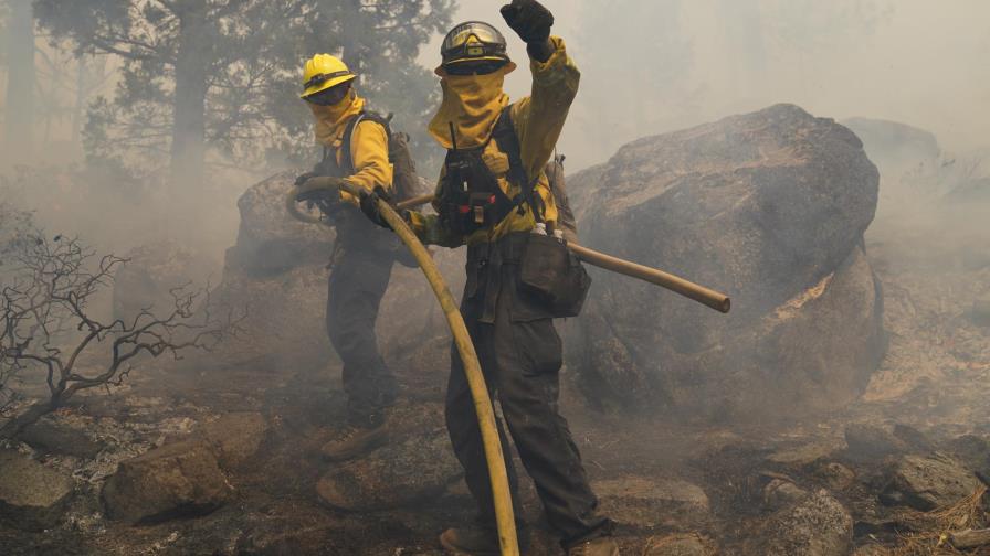 Vientos más suaves ayudan a combatir incendios en California