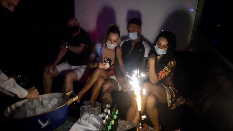 España mira a clubes y playas ante el repunte del virus España mira a clubes y playas ante el repunte del virus