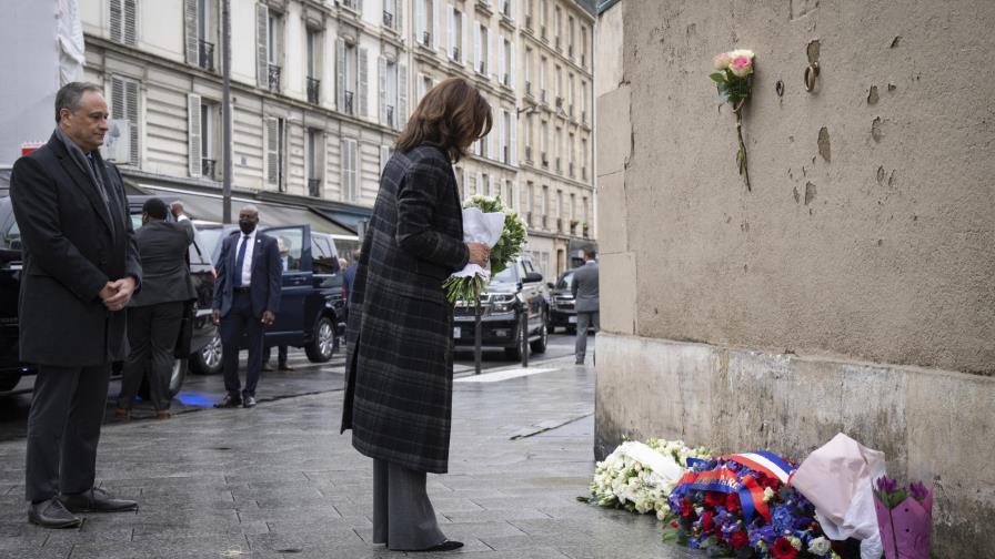 París:Harris concluye viaje con flores para víctimas de 2015