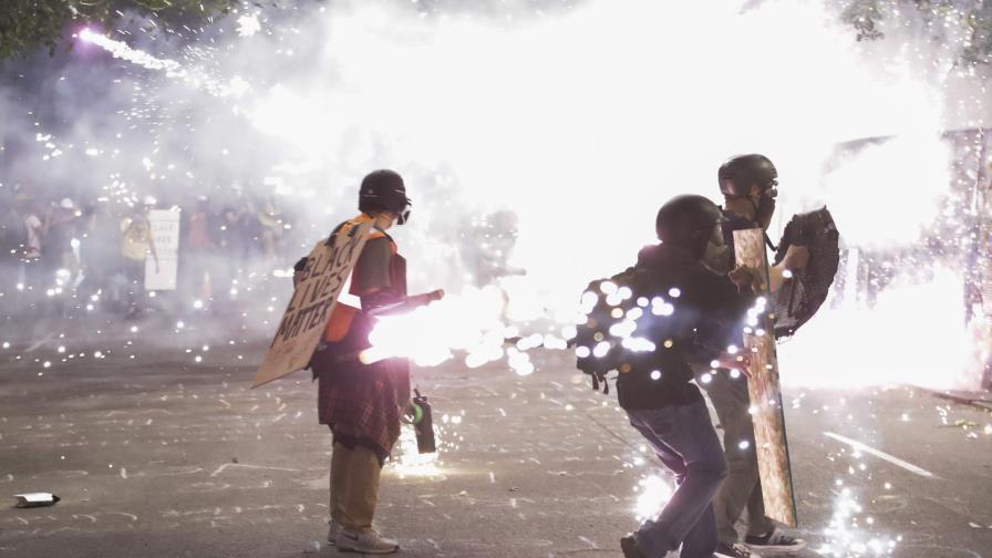 Intensos choques entre policías y manifestantes en Portland