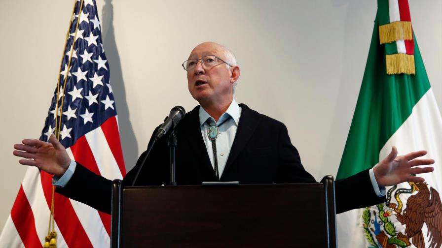 Embajador de EEUU dice que buscará con México la solución a crisis migratoria