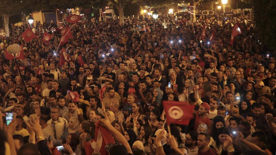 Túnez: Encuestas dan victoria a profesor de derecho