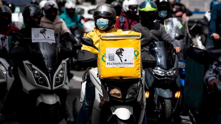 España convierte en asalariados a los repartidores de plataformas digitales