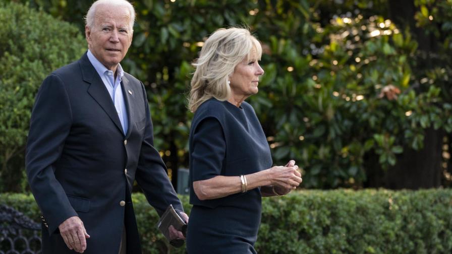 Biden preside ceremonia con nuevos ciudadanos