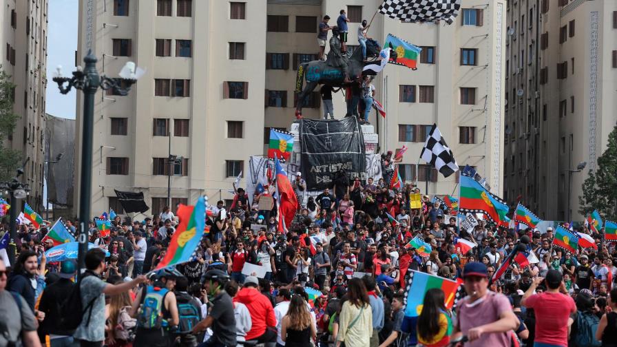 Chilenos se concentran para otra masiva protesta Chilenos se concentran para otra masiva protesta