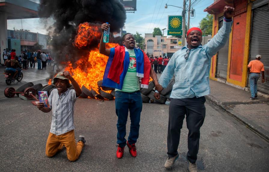 Cientos de haitianos piden la renuncia de Moise ante la embajada de EEUU