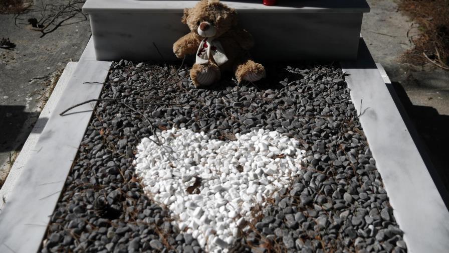 Migrante pierde al hijo en el mar, lo acusan de negligencia