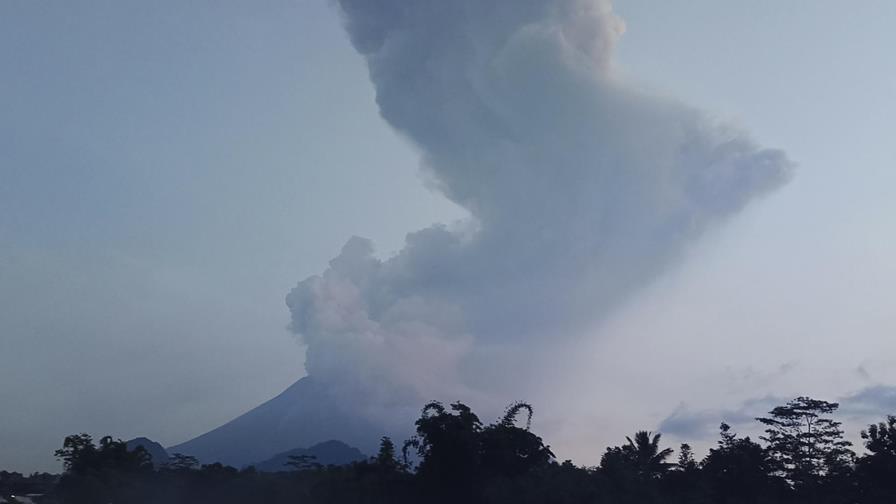 El Monte Merapi hace erupción en Indonesia El Monte Merapi hace erupción en Indonesia