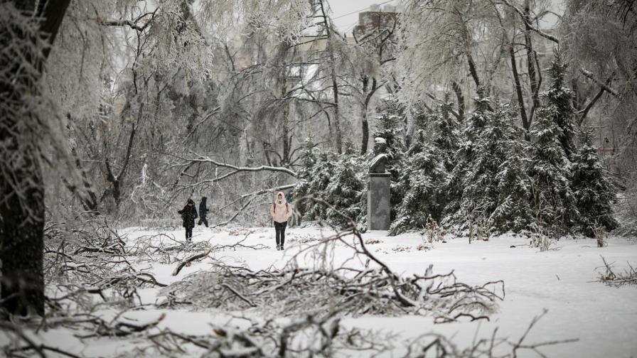 Miles sin calefacción, luz, en Rusia tras tormenta de hielo