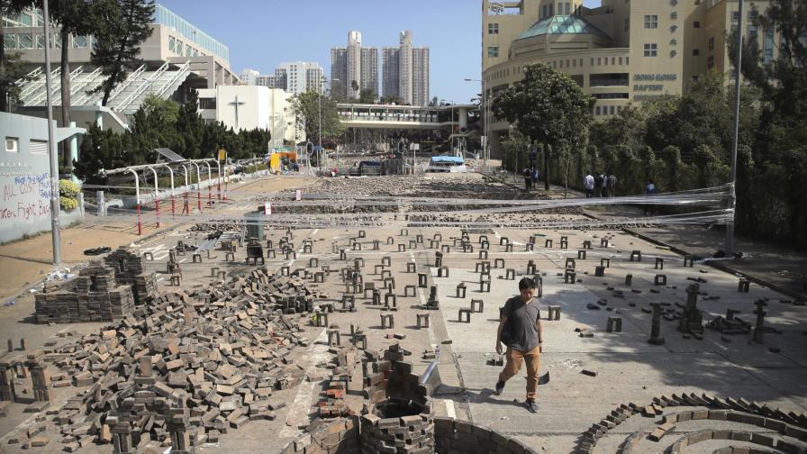 Manifestantes HK plantean demandas y desalojan universidad