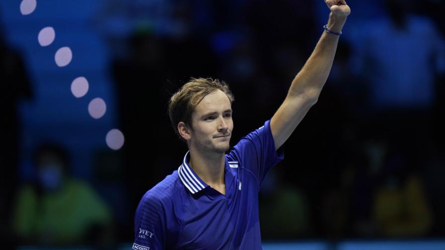 Medvedev amansa a Hurkacz en inicio de Copa Masters ATP