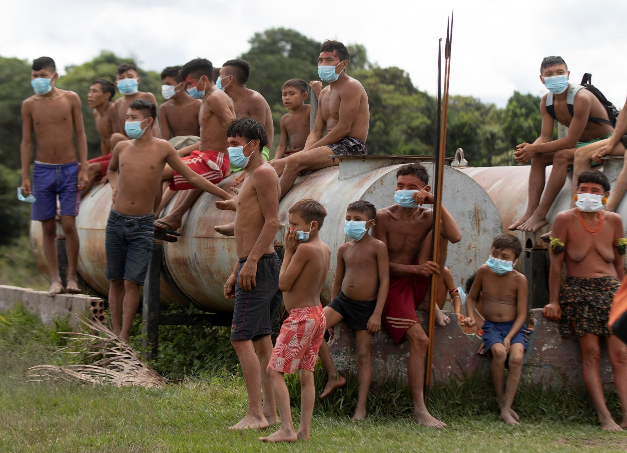Portando mascarillas y sus lanzas tradicionales, el pueblo Yanomami del sur de Brasil lucha contra un nuevo enemigo, el COVID-19 (EFE/ Joédson Alves)