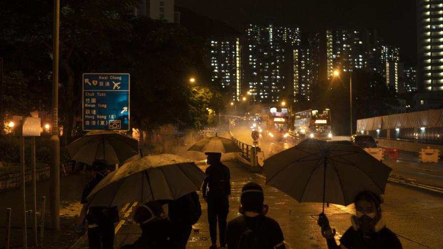 Hong Kong procesa a dos manifestantes por llevar máscaras