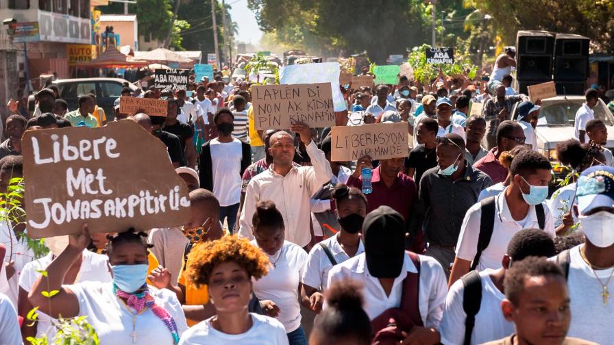 Haitianos se manifiestan para pedir la liberación de un maestro secuestrado Haitianos se manifiestan para pedir la liberación de un maestro secuestrado
