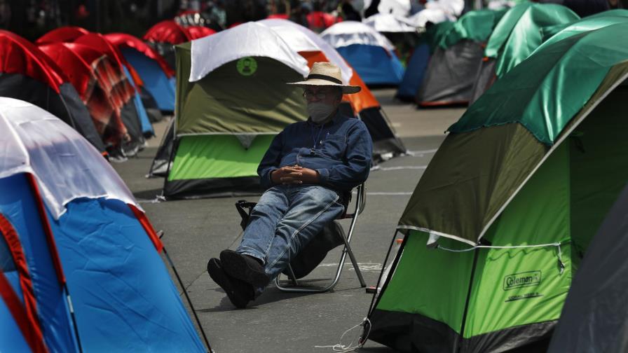 AMLO dice que los manifestantes pueden acampar en el Zócalo